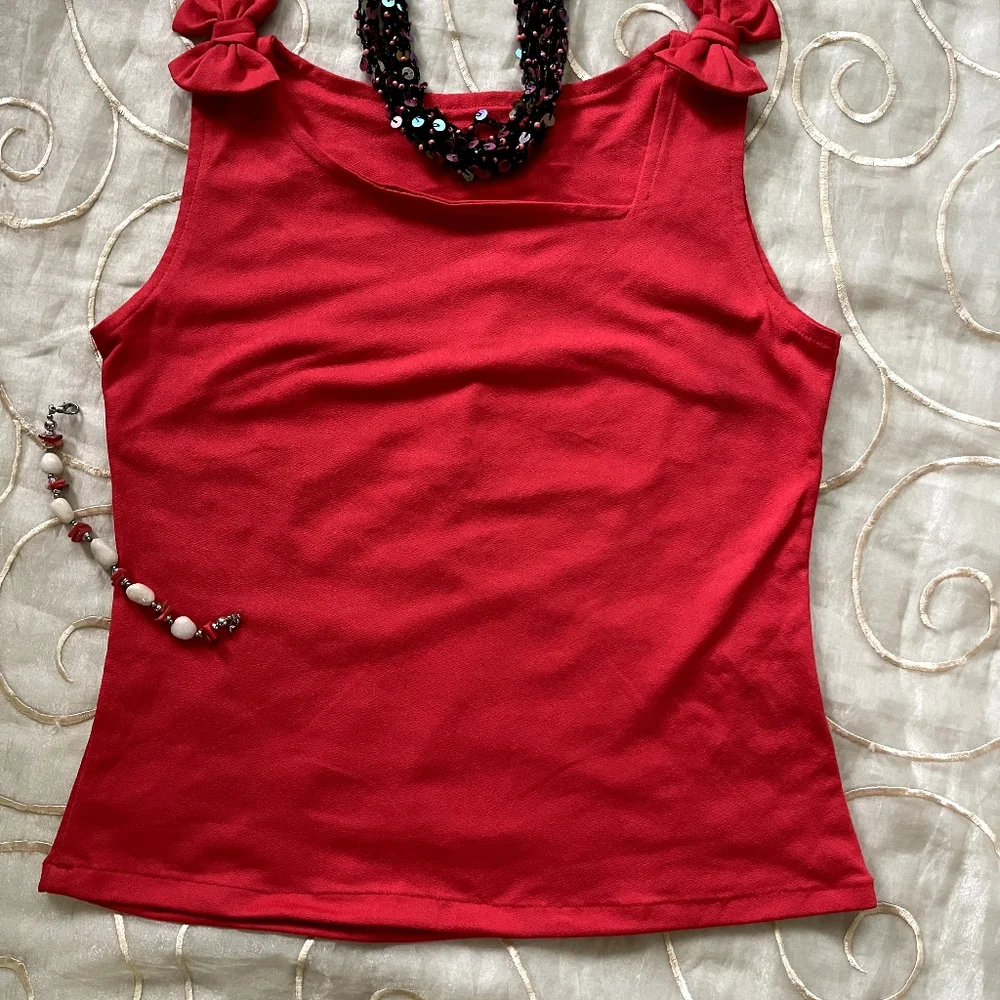 Cute crop top with bow on shoulder - Picture 2 of 4